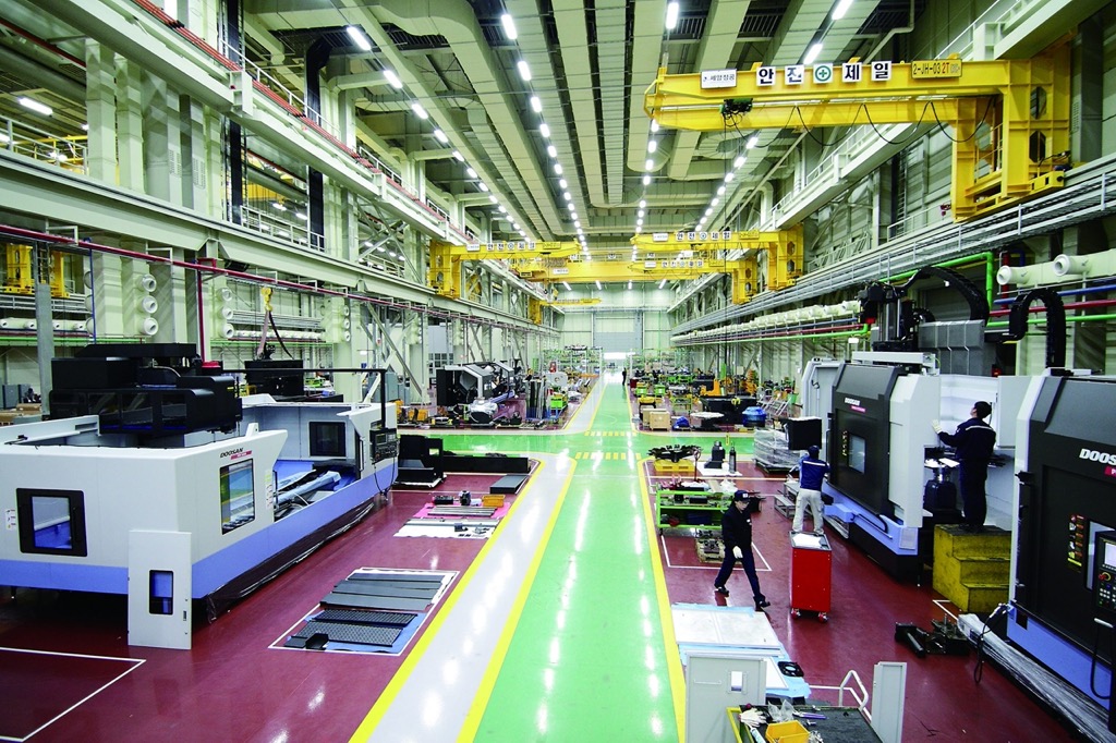 Mkb-bedrijven in de maakindustrie hebben moeite om de transitie naar een circulaire economie te realiseren. Circulariteit vraagt van deze doelgroep significante wijzigingen in de bedrijfsvoering en vaak ook een andere inrichting en aansturing van de keten. De daarvoor benodigde stappen zijn niet altijd helder en duidelijk. Hierdoor overzien bedrijven het risico van deze transitie niet en blijft men de oude werkwijzen en het bestaande businessmodel hanteren. Het project Meer met Minder in de Maakindustrie wil een circulair businessmodel portfoliomanagement systematiek ontwerpen om mkb-maakbedrijven in staat te stellen om circulaire businessmodellen naast bestaande (lineaire) businessmodellen te ontwikkelen en te managen.